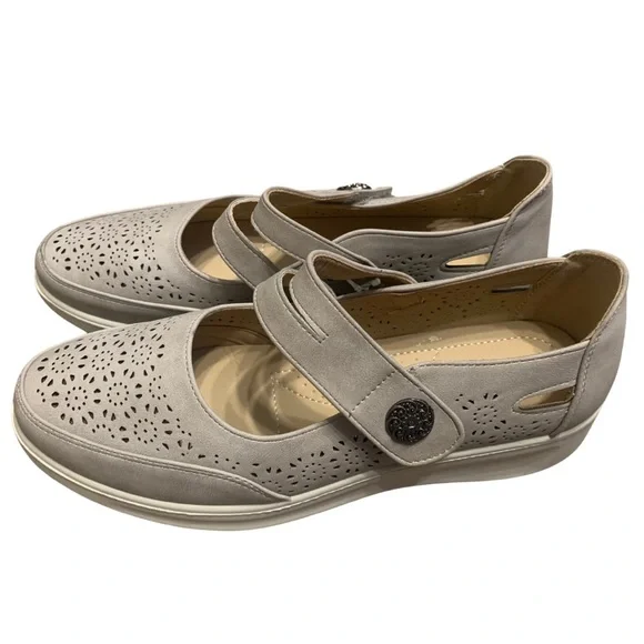 Unbranded Size 10W Beige Mary Jane Moccasins with Velcro strap closure preowned - Picture 3 of 6